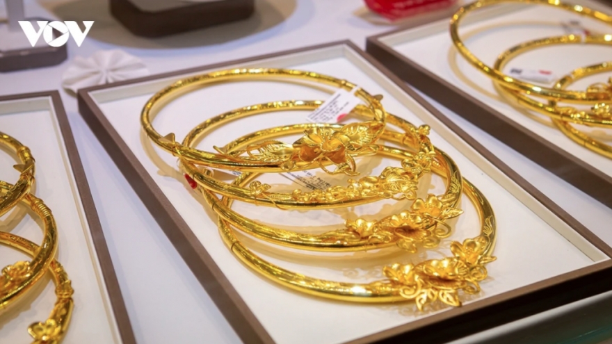 Local gold ring prices surge to reach new record high